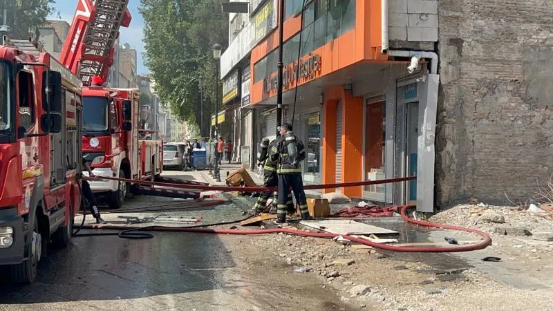 Adana'da yastık imalathanesinde yangın; 3'üncü katın penceresinden atlayan 2 işçi yaralandı