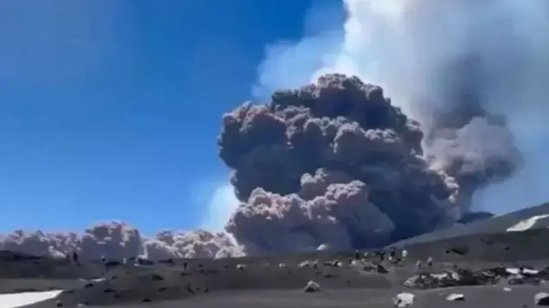 Etna Yanardağı’nda patlama! Kül bulutu 5 kilometre yüksekliğe ulaştı