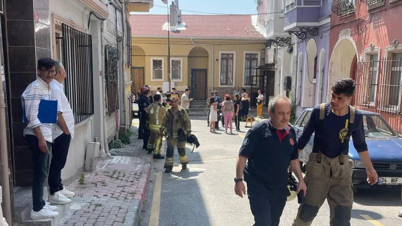Fatih'te kısmen çöken bina belediye ekipleri tarafında mühürlendi