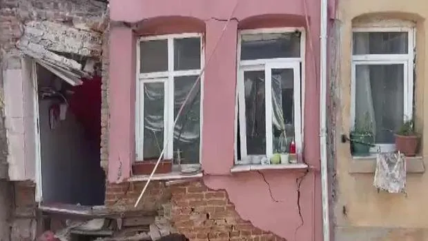 Fatih'te korku dolu anlar: 3 katlı binanın balkonu çöktü