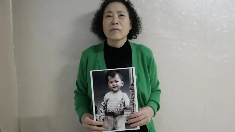 Güney Kore'de sokakta kaybolan oğlu Norveç'e evlatlık verilen anne, hükümete ve acentelere dava açtı