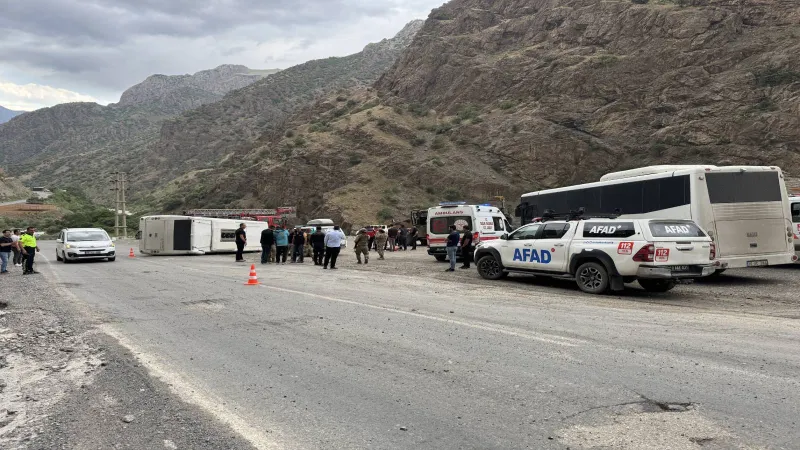 Hakkari'de midibüsün devrilmesi sonucu 12 asker yaralandı