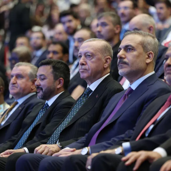 İİT İstanbul Zirvesi: Erdoğan ve Arakçi Aynı Masada!