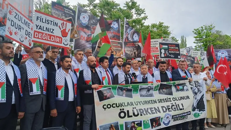 İsrail Büyükelçiliği önünde siyah çelenkli protesto
