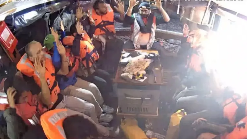 İsrail Madleen gemisine müdahale etti: Gözaltı anları ortaya çıktı!