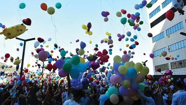 İzmir'de Kanserli Çocuklara Bayram Sürprizi! Balonlar Uçtu