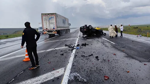 Kars'ta Feci Kaza! Otomobil Kamyona Çarptı: 2 Yaralı!