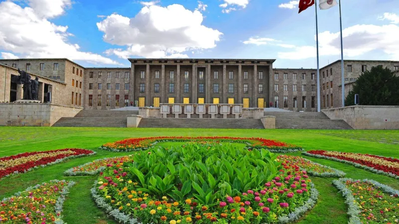 Meclis Önünde Silah Sesleri Paniğe Neden Oldu