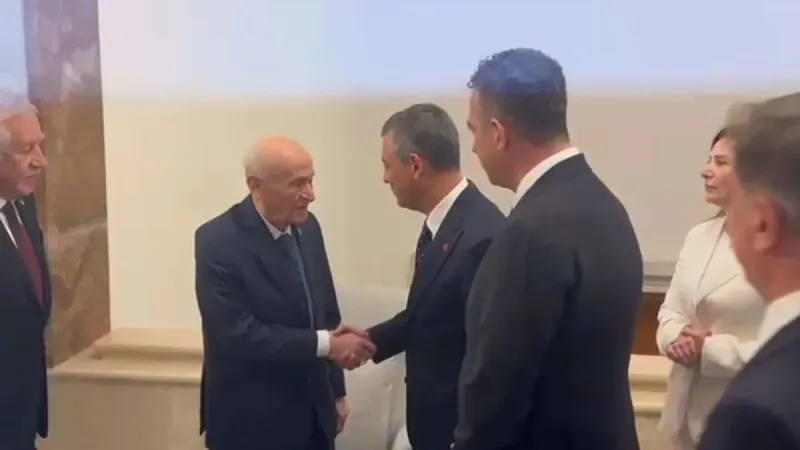 MHP lideri Devlet Bahçeli ile Özgür Özel arasında dikkat çeken diyalog: Çok hareketlisiniz