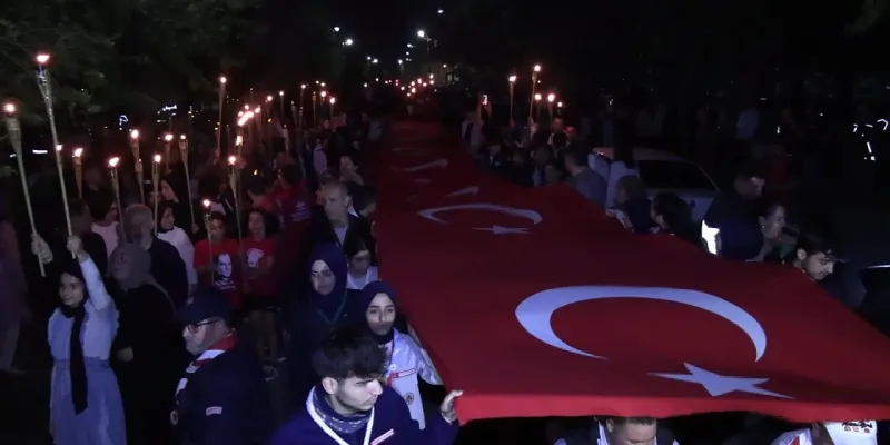 Diyarbakır'da Dev Türk Bayrağıyla 19 Mayıs Coşkusu!