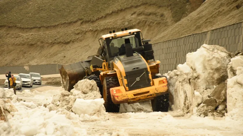 Bitlis'te Kar Savaşları! 25 Milyon TL'ye Nemrut'a Yol Açıldı!
