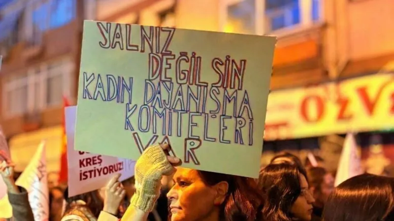 Kadınlardan Yerlikaya'ya Sert Tepki: İki Elimiz Yakanızda!