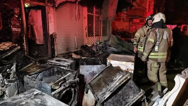 Küçükçekmece'de Dehşet! Depo Yangını Büyüdü, Bina Kül Oldu