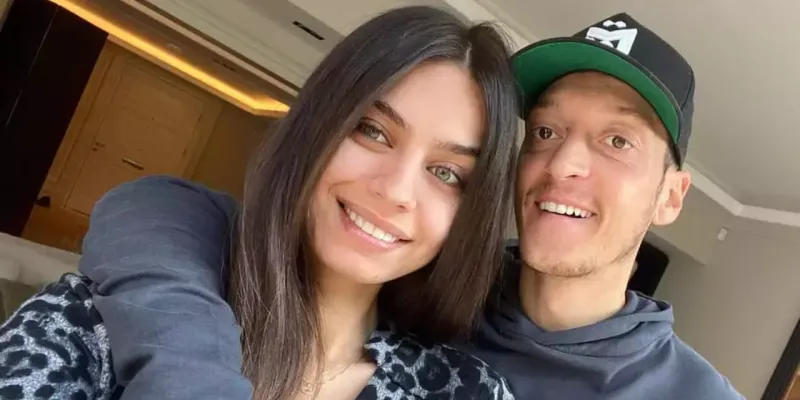 Mesut Özil'den Amine Gülşe'ye Romantik Doğum Günü Sürprizi!