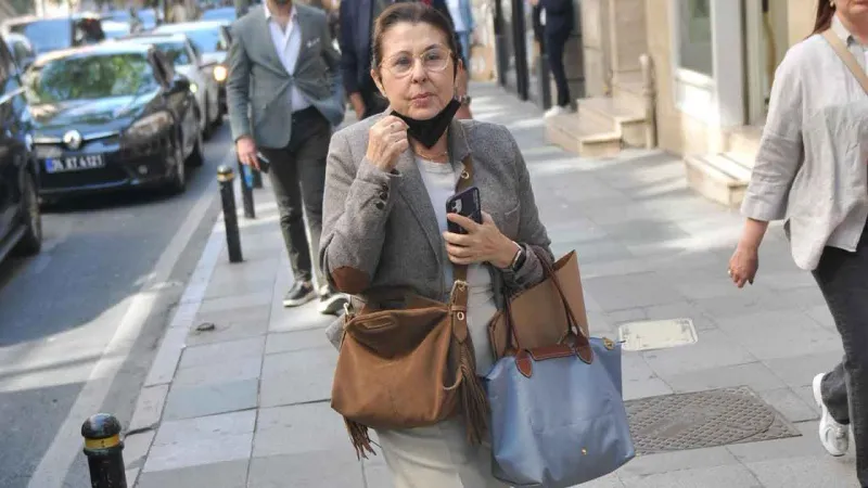 Nilüfer Nişantaşı'nda Maskeyle Görüntülendi! Neden Hala Maske Takıyor?