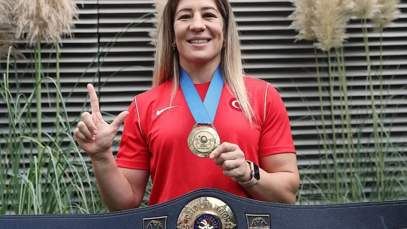 Yasemin Adar Yiğit Güreşe Veda Etti! Efsane Minde Ayakkabılarını Bıraktı