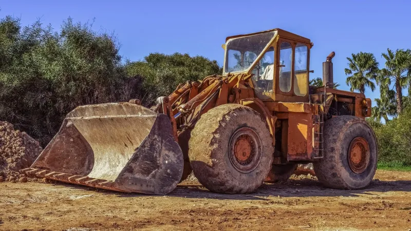 Plajda güneşlenirken üzerinden buldozer geçen kadın hayatını kaybetti
