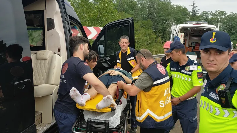 Şarkıcı Çağan Şengül ve vokal grubunu taşıyan minibüs bariyerlere saplandı! 