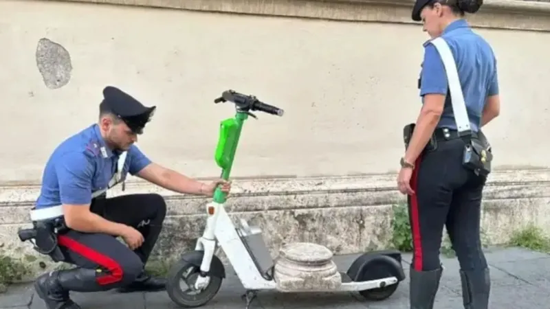 Roma'da Scooter'lı Hırsızlık! Antik Eseri Böyle Çaldı