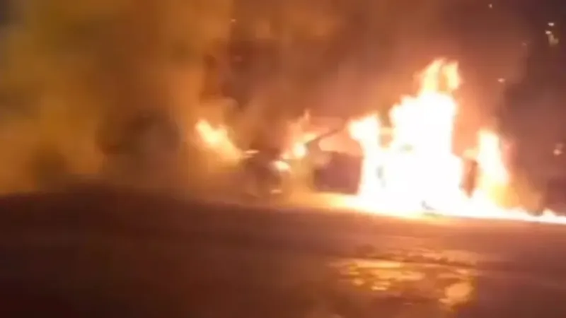 Seyir halindeki otomobil alev alev yandı