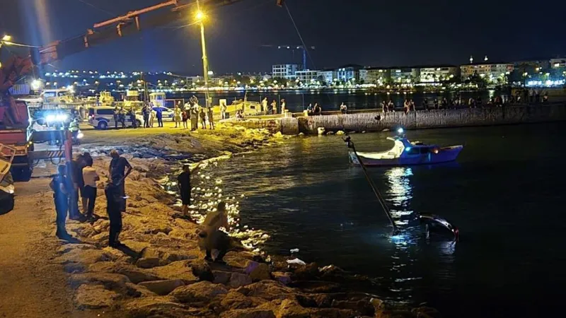 Silivri’de park halindeki araç denize uçtu