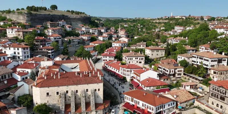 Bayramda Tarihi Kasabalara Akın! Safranbolu ve Taraklı Doldu Taştı
