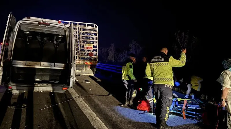 TEM'de Feci Kaza: Tüp Kamyonu Minibüsü Biçti! Çok Sayıda Yaralı