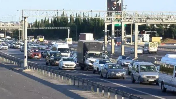 Trafikte tatil yoğunluğu! TEM Otoyolu'nda erken saatlerde yoğunluk oluştu