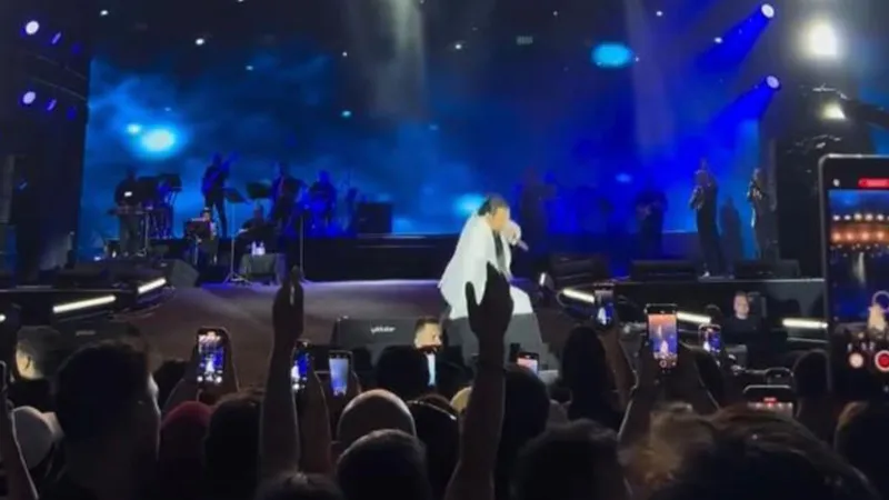 Bayhan Konserde Yere Kapaklandı! O Anlar Kamerada!