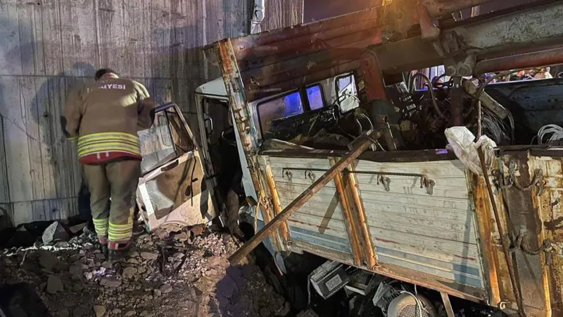 Kamyon Üst Geçide Çarptı! Hatay'da Faciadan Dönüldü