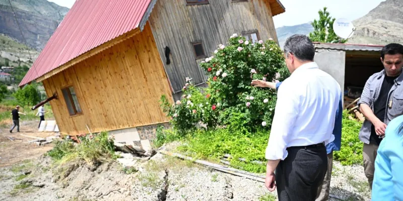 Uzundere'de heyelan; yollar çöktü, evler boşaltıldı